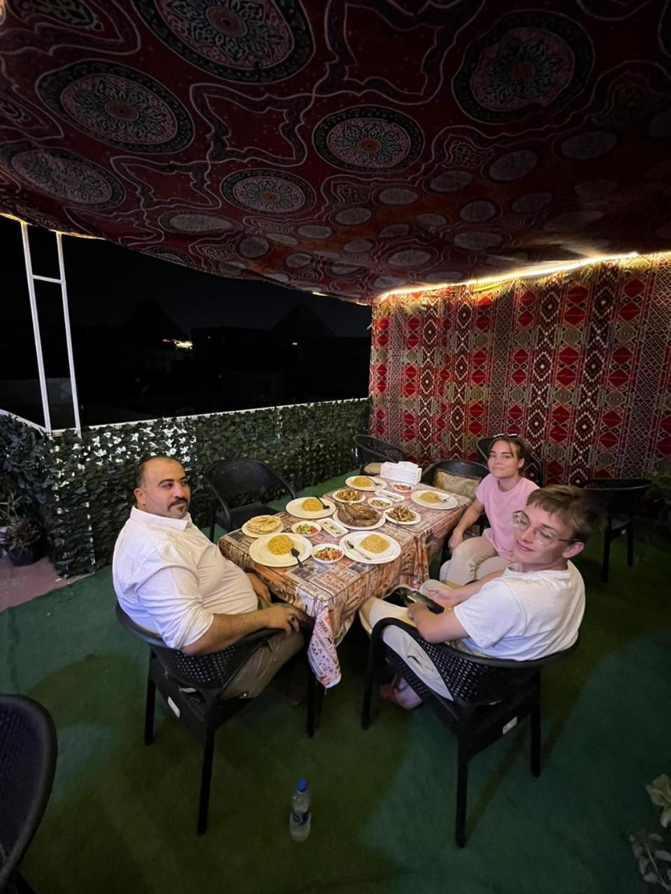 לינה וארוחת בוקר Kafret el-Gabal Jana Pyramids View In 3 מראה חיצוני תמונה